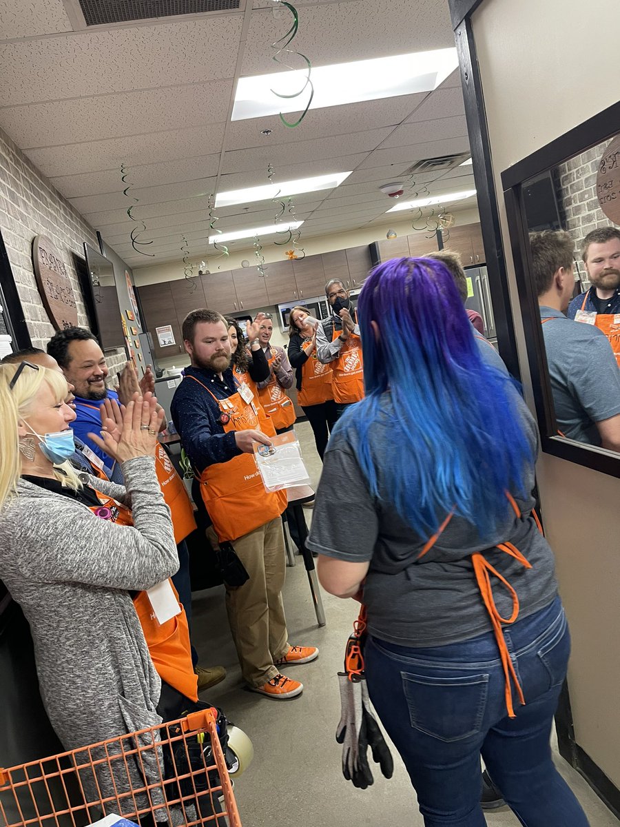 TaraGregor's tweet photo. Lots of homers being passed out to great associates #3827 https://t.co/rgq62fFHyw