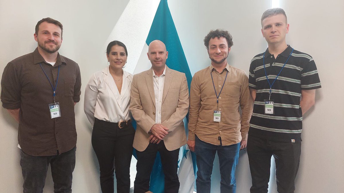 pjbarquero's tweet photo. Junto con @kaffeemacher  @FlhordeMariaZel implementaremos un proyecto para reducir las emisiones de carbono en las fincas de cafe.

@XiomaraCastroZ https://t.co/AtKGlaUVsO