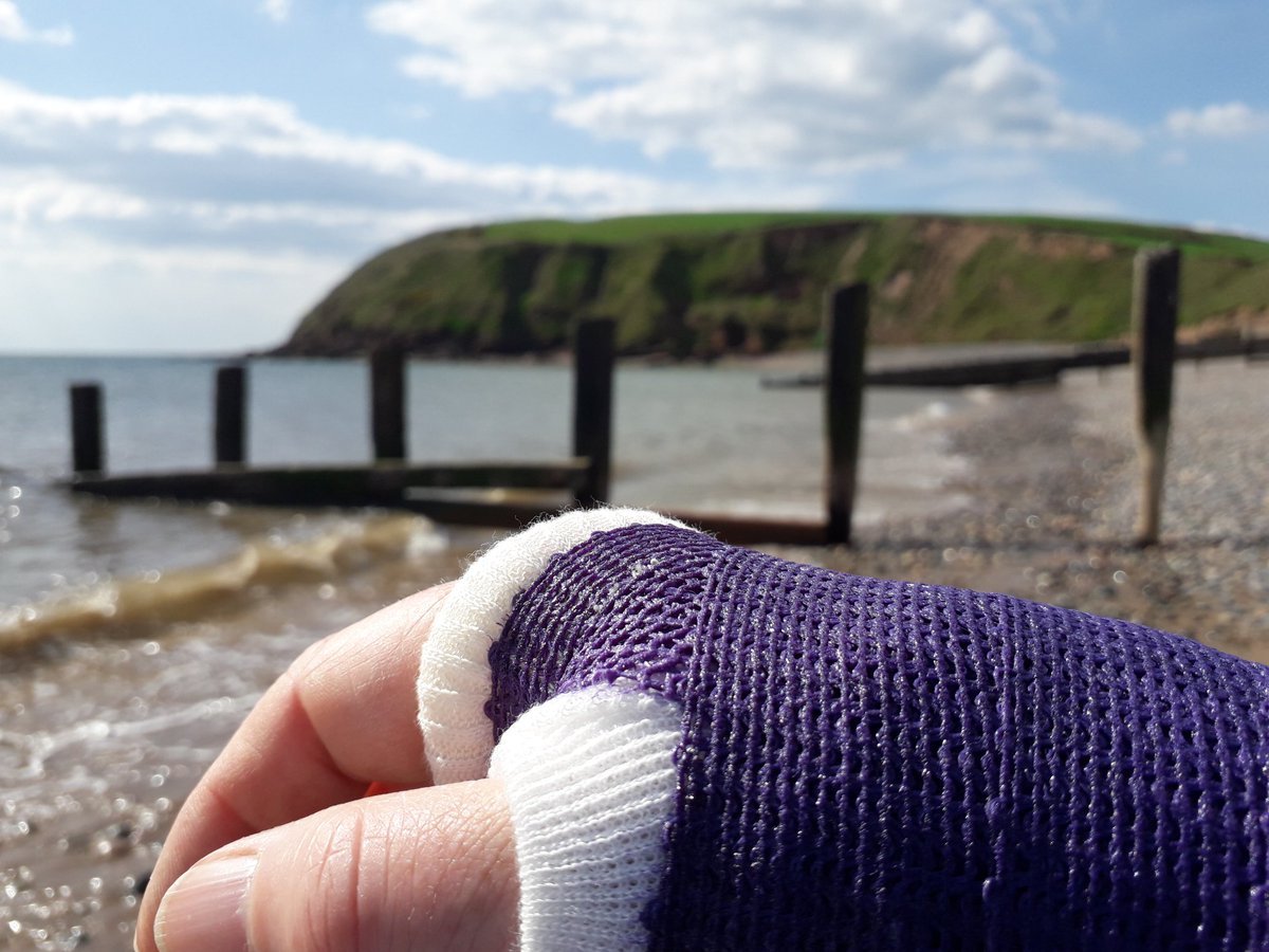 brew_with_view's tweet photo. I'm sure prescription from fracture clinic was for icecream and a paddle!
#strandedselkie #notswimming π https://t.co/r5sCzXnYtX