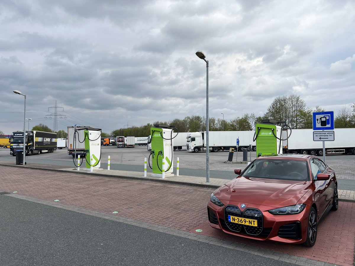 electricfelix's tweet photo. 15% to 46% SoC in ten minutes!
i4 first testing session at @AllegoCharging #Lauenau ⚡️⚡️⚡️

#alwaysbecharging 
#i4
#toberlin https://t.co/FIJgTX2CLW