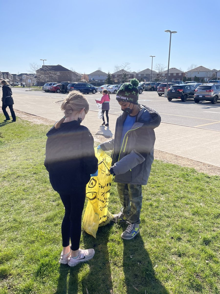 JWBBarbu's tweet photo. Gr 3s were happy to participate in Burlington’s Community Clean Up event! Cleaning up our garden and school yard. 🌍 #CleanUpGreenUp @BurlingtonGreen @JWBoichPS https://t.co/RIOjiUiO5S