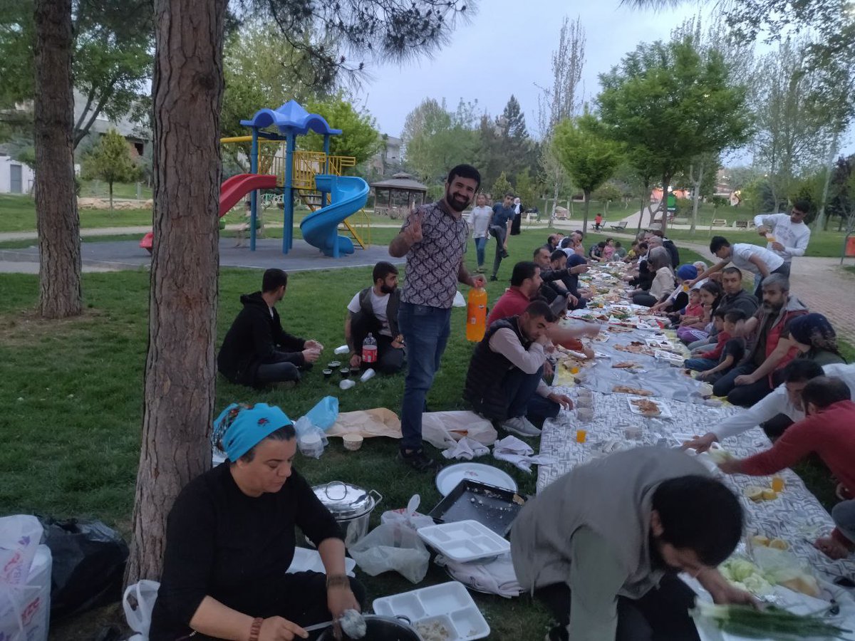 Ramazan berektini'Yeryüzü Sofralarında'halkımızla paylaşmaya devam ediyoruz. Gençlik Meclisimiz öncülüğünde, mahalle sakinleriyle birlikte Yeşiltepede Mele Evdile Timok parkında halkımızla beraber kurduğumuz sofrada iftarımızı açtık
@HDPgencmeclis
@HDPElih
<a href="/tjabatman/">TJA BATMAN-Tevgera Jinên Azad</a>
<a href="/ayseacar_b/">Ayşe Acar Başaran</a>