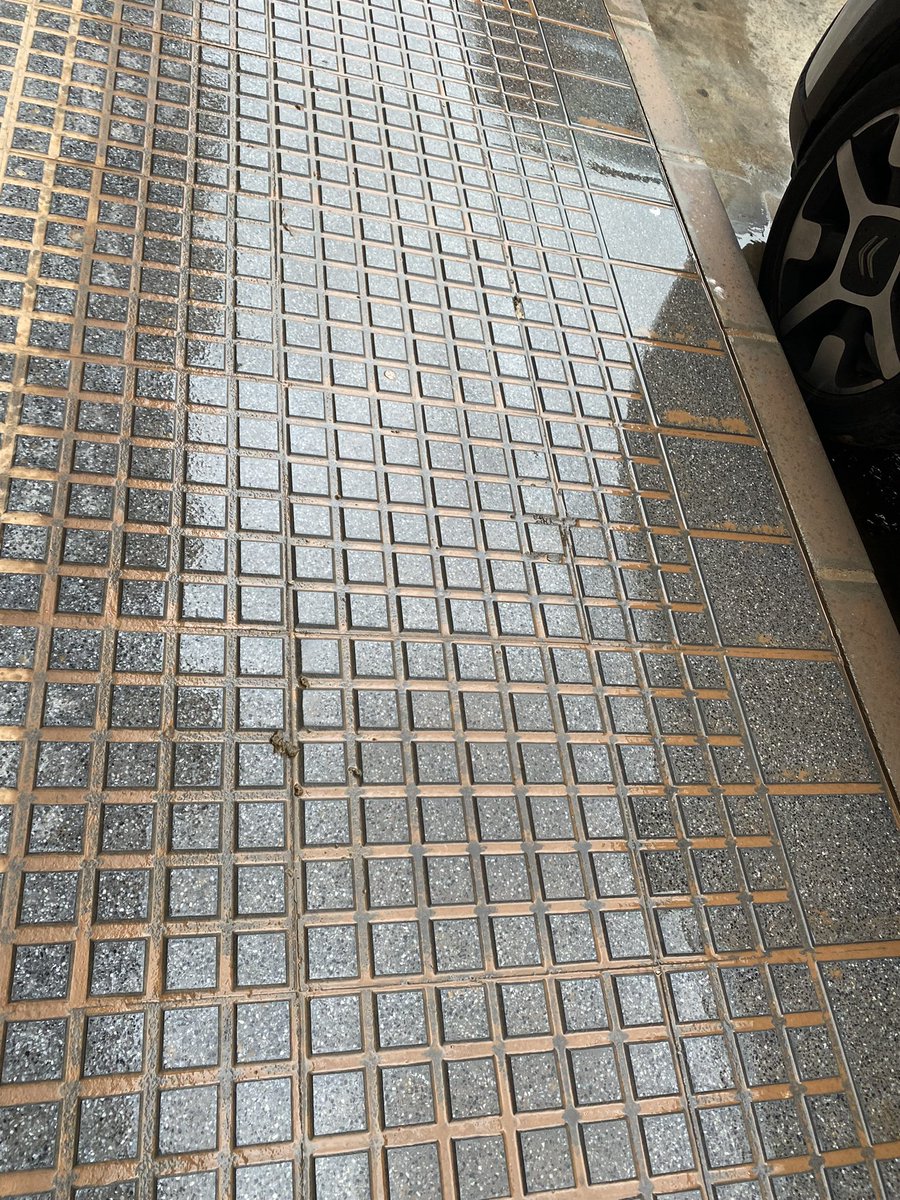viictory19's tweet photo. Querido @malaga @pacodelatorrep después de 1 mes de la famosa calima, ya va siendo hora de que se limpien las calles más allá del centro de Málaga.
Zona Nueva Málaga. https://t.co/zZYsr356K8