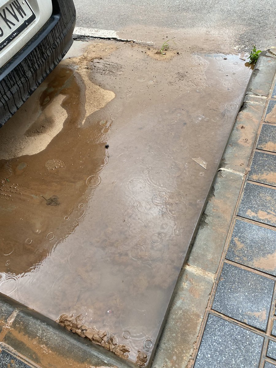 viictory19's tweet photo. Querido @malaga @pacodelatorrep después de 1 mes de la famosa calima, ya va siendo hora de que se limpien las calles más allá del centro de Málaga.
Zona Nueva Málaga. https://t.co/zZYsr356K8