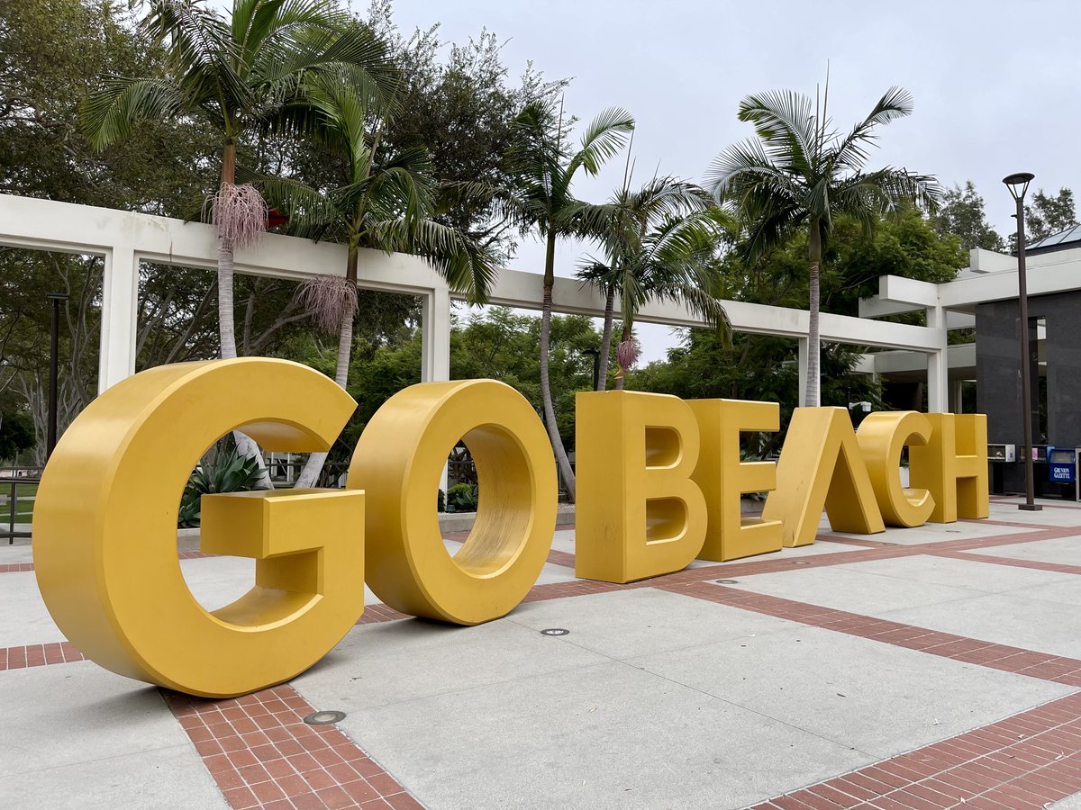 Happy Friday! We have previously posted the famous “Go Beach” sign from a right angle... so here is a left angle! ☺️ 
#isntshelovely #gobeach #csulb #csulbcla
