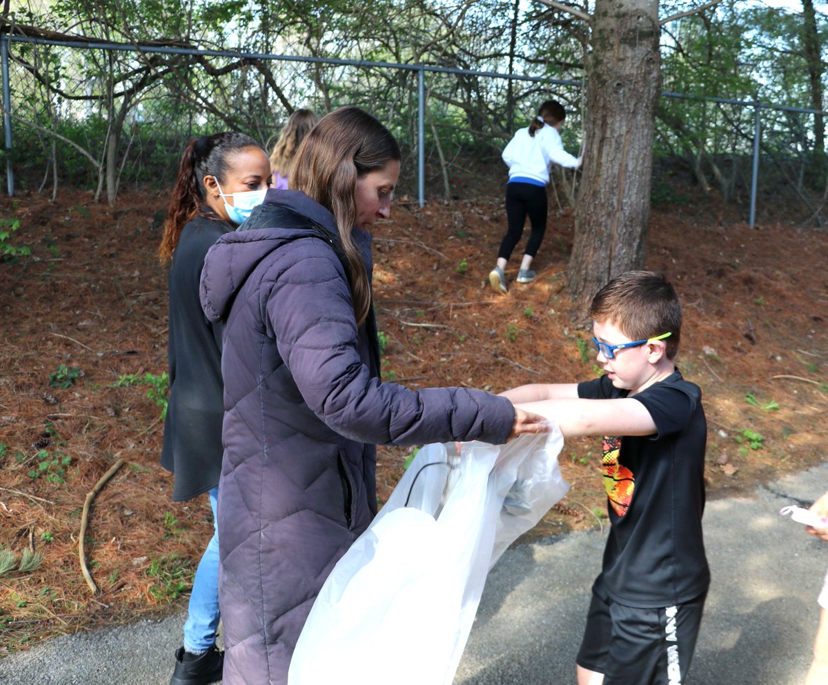 WestChesterASD's tweet photo. This morning, Mary C. Howse students & staff grabbed gloves and headed outside to pick up litter for #EarthDay π
Some students even asked if they could use their recess time to keep cleaning up their outdoor spaces! #WCASDEducates #WCASD https://t.co/MHoYOAqZ5g