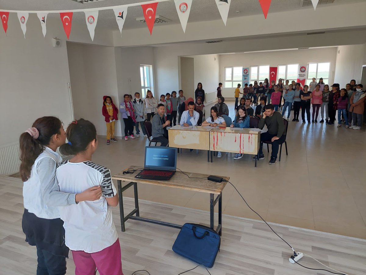 ortaokulu_kemal's tweet photo. Müzik öğretmenimiz @vkuruu num katkılarıyla öğrencilerimiz arasında karaoke ses yarışması düzenledik. Emek veren öğretmenimizi ve öğrencilerimizi tebrik ederi.👏🏻💐🏆
@vkuruu @Hilvan_MEM @SinanATES_63 @Sedat21587681 @DurmusAtli @MehmetEminSevg5 https://t.co/evAFDUB66d