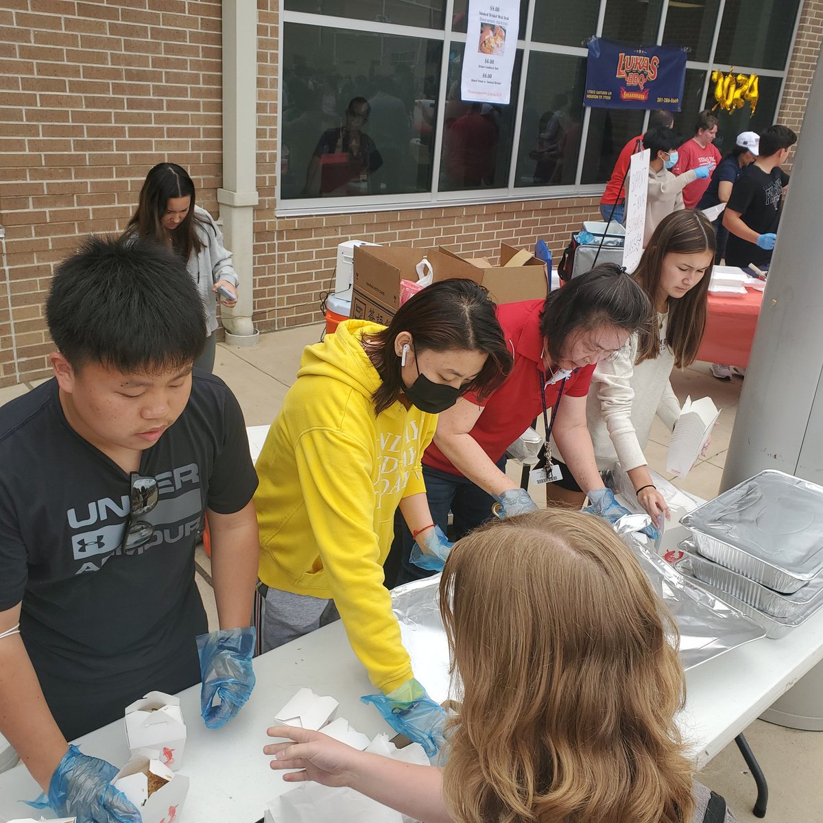 CLHSWLC's tweet photo. Fun food friday!  #mexicanstreetcorn  #eggrolls  #desserts https://t.co/0RYDaO81cr