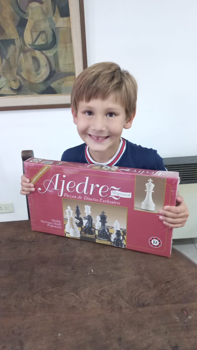 ajedrezCAIchess's tweet photo. Benjamín, un niño con altas capacidades, tiene 7 años y cursa 4° grado. Es aficionado al #ajedrez; vive en La Plata 
Su caso salió a luz en marzo. 
En FRENTE AL TABLERO charlamos con la mamá.

Aquí junto al regalo de nuestro auspiciante @RuibalJuegos https://t.co/8BA5Tt71mG