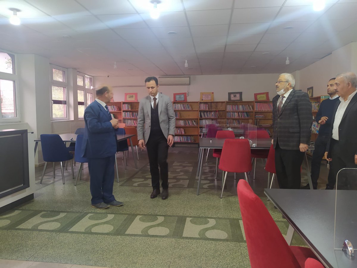 İl Kültür ve Turizm Müdürümüz İrfan Tekin, Baykan İlçe Halk Kütüphanesine ziyaret gerçekleştirdi. Ziyaretinde personellerle görüştü, öğrencilerin sorunlarını dinledi. <a href="/irfantekin56/">İrfan TEKİN</a> <a href="/CDirikolu/">Cansu Dirikolu</a> <a href="/TCKulturTurizm/">T.C. Kültür ve Turizm Bakanlığı</a> <a href="/SiirtValiligi/">Siirt Valiliği</a> <a href="/BaykanKmk/">Baykan Kaymakamlığı</a> <a href="/sakirozmazi/">M.Şakir ÖZMAZI</a> <a href="/HalkBaykan/">Baykan İlçe Halk Kütüphanesi</a>