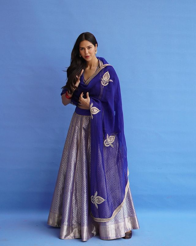 ZBharatOfficial's tweet photo. Rashami Desai या Sonam Bajwa - Traditional look में कौन है आपको ज्यादा पसंद?

🔁: Rashami Desai
❤️: Sonam Bajwa

#RashamiDesai #SonamBajwa #Rashamians #SonamBajwaFans

@TheRashamiDesai @bajwasonam 

📸: Instagram https://t.co/bmE8eC5jpI