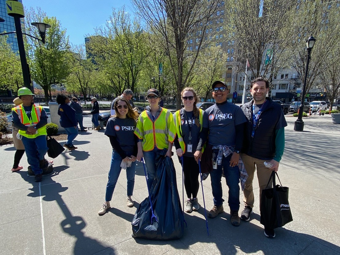 PSEGdelivers's tweet photo. In honor of #EarthDay and #NationalVolunteerMonth our employees gathered today in @CityofNewarkNJ's Military Park to help @NJCleanEnergy clean up trash. 🌎 ❤️ #WearePSEG #PSEGProud https://t.co/0Mq5xRXj6o
