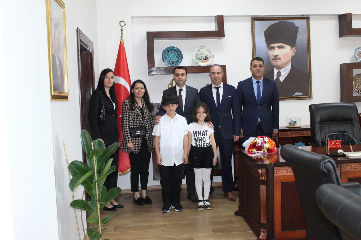 23 Nisan Ulusal Egemenlik ve Çocuk Bayramı etkinlikleri kapsamında İlçe Milli Eğitim Müdürümüz Sn.Bahattin ÇELİK, İbrahim Hakkı İlkokulu öğretmen ve öğrencileriyle birlikte Kaymakamımız Sn.Muhammed Sait BAYTOK'u ve Belediye Başkanımız Sn.İdham AYDIN'ı makamında ziyaret etti.
