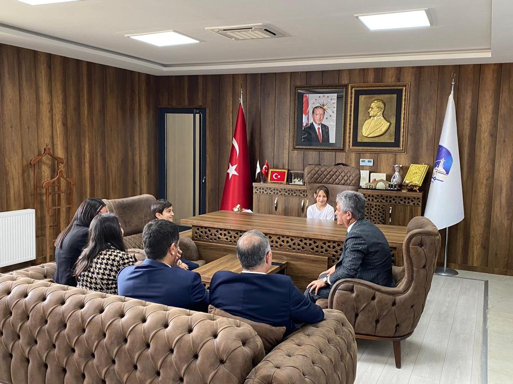 Kaymakamımız Sn.Muhammed Sait BAYTOK ve Belediye Başkanımız Sn.İdham AYDIN ziyaretten dolayı memenuniyetlerini dile getirerek makamlarını sembolik olarak öğrencilerimize devretti. <a href="/tillokaymakam/">Tillo Kaymakamlığı</a> <a href="/tillobelediyesi/">Tillo Belediyesi</a> <a href="/mem_siirt/">Siirt İl Millî Eğitim Müdürlüğü</a> <a href="/bahattinelik6/">bahattin çelik</a>
