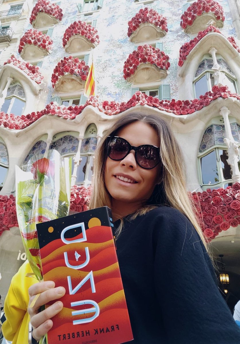 quintaporrua's tweet photo. 📚Algunas #Profesqueleen celebran además San Jordi en Barcelona 🌹📖con la tradicional rosa y el libro. En este caso, ‘Dune’ de Frank Herbert. #EnPorrúaselee #SemanadelLibro2022…Y hasta pueden merendar un trocito de alguna de estas tartas decoradas con cubiertas de libros😋 😋 https://t.co/rbRQGg59UI