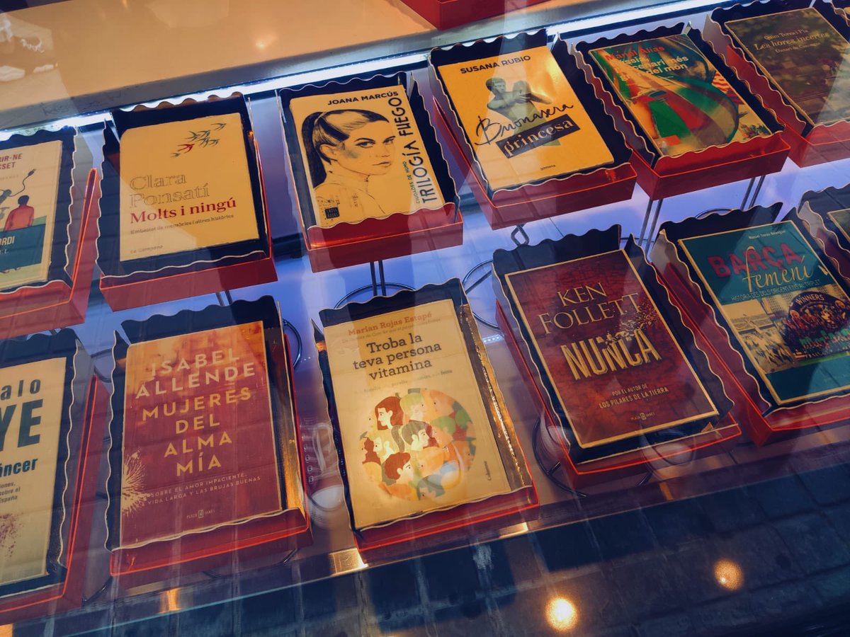 quintaporrua's tweet photo. 📚Algunas #Profesqueleen celebran además San Jordi en Barcelona 🌹📖con la tradicional rosa y el libro. En este caso, ‘Dune’ de Frank Herbert. #EnPorrúaselee #SemanadelLibro2022…Y hasta pueden merendar un trocito de alguna de estas tartas decoradas con cubiertas de libros😋 😋 https://t.co/rbRQGg59UI