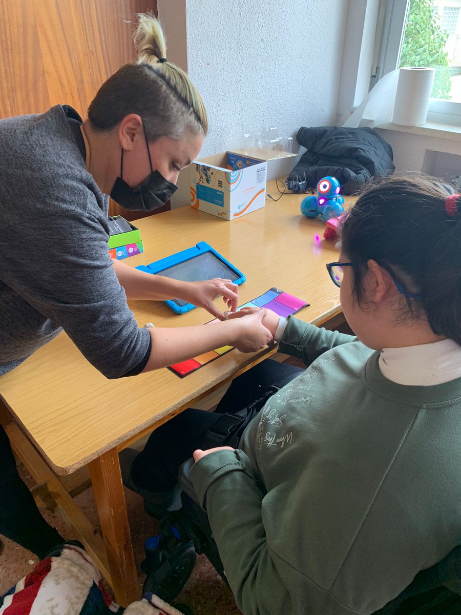 CPEEEJeanPiaget's tweet photo. Hace unas semanas, comenzamos con el #Tallerderobótica, experiencia fantástica que nos está proporcionando múltiples formas de aprender y conocer recursos que nos encantan!
#proyectoimpulsa #capacidadesdiferentes #descubriendorecursos
@EquipoTcnico 
@anadberrocal https://t.co/alSTC47bVt