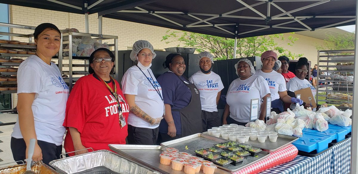 ChefJane2's tweet photo. The awesome @HISDNutri team @LamarHS at our cookout. #WeSolveWeServeWeNourish #GoodFoodGreatTeam https://t.co/UYui99MVHm
