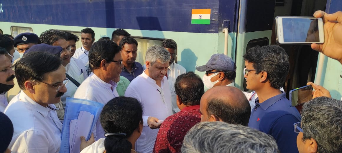 ECoREA (@ecorea2008) on Twitter photo Rly Ers r grateful 2 Hon'ble <a href="/RailMinIndia/">Ministry of Railways</a> Er. <a href="/AshwiniVaishnaw/">Ashwini Vaishnaw</a> sir for sparing valuable time 2 listen our grievances during visit at KRPU today & assuring for considering favourable pay upgradation soon. We assure u & Hon'ble PM <a href="/narendramodi/">Narendra Modi</a> sir to serve for world class Rly. Rly Ers r grateful 2 Hon'ble <a href="/RailMinIndia/">Ministry of Railways</a> Er. <a href="/AshwiniVaishnaw/">Ashwini Vaishnaw</a> sir for sparing valuable time 2 listen our grievances during visit at KRPU today & assuring for considering favourable pay upgradation soon. We assure u & Hon'ble PM <a href="/narendramodi/">Narendra Modi</a> sir to serve for world class Rly.