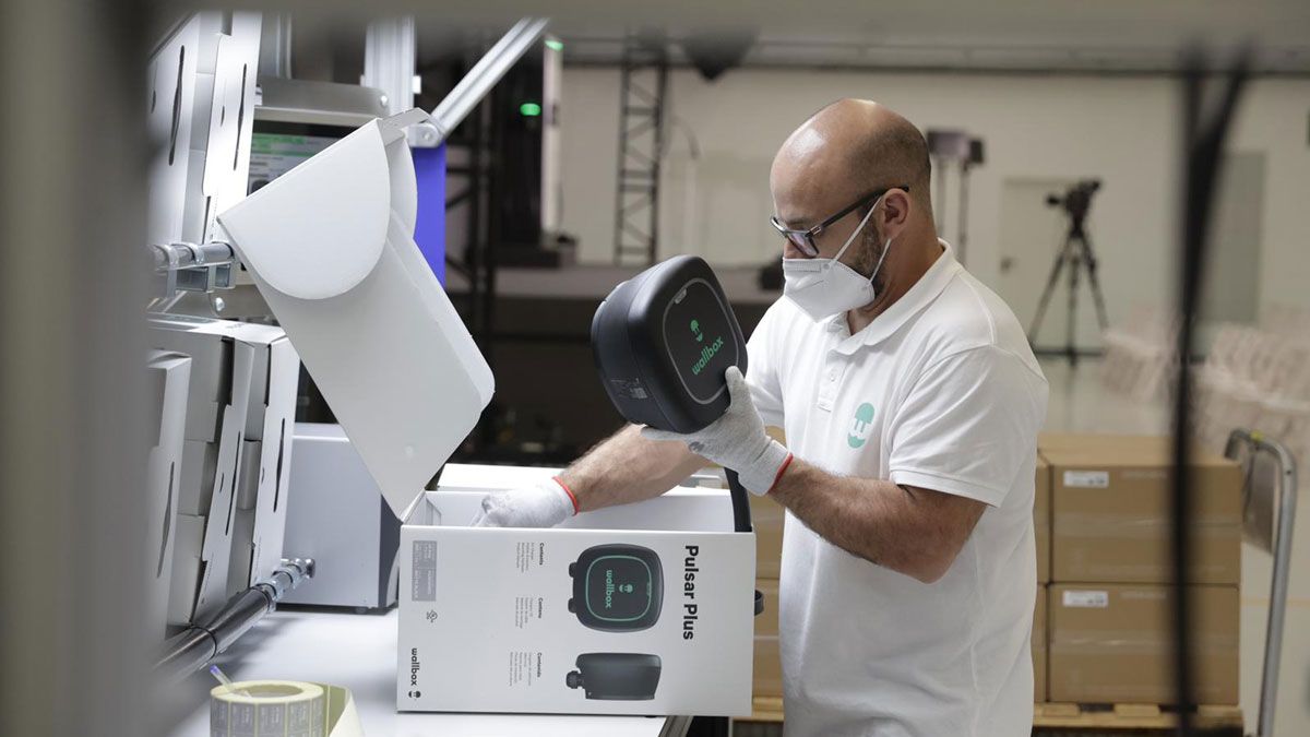 jovitel_'s tweet photo. @Wallbox_ES, empresa dedicada a la fabricación de cargadores para vehículos eléctricos de la cual somos instaladores certificados, inaugura su nueva fábrica en Barcelona, con una capacidad de producción de más de 750.000 cargadores anuales👉🏼 https://t.co/ixQ1Z3wSUn https://t.co/mi1qy2ugRq