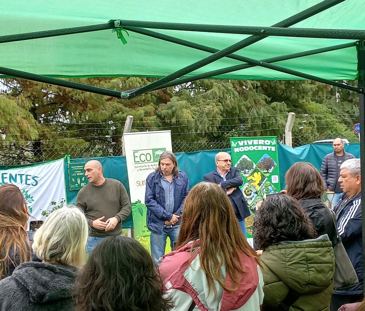 interna_15's tweet photo. El día de hoy participamos en el Campo Recreativo "Nelso Farina" del transplante de las especies nativas amadrinadas y apadrinadas por Nodocentes de la UBA. 

#200Años #200árboles
#LuzVerde #Nodocentes https://t.co/AaqEezsnPF