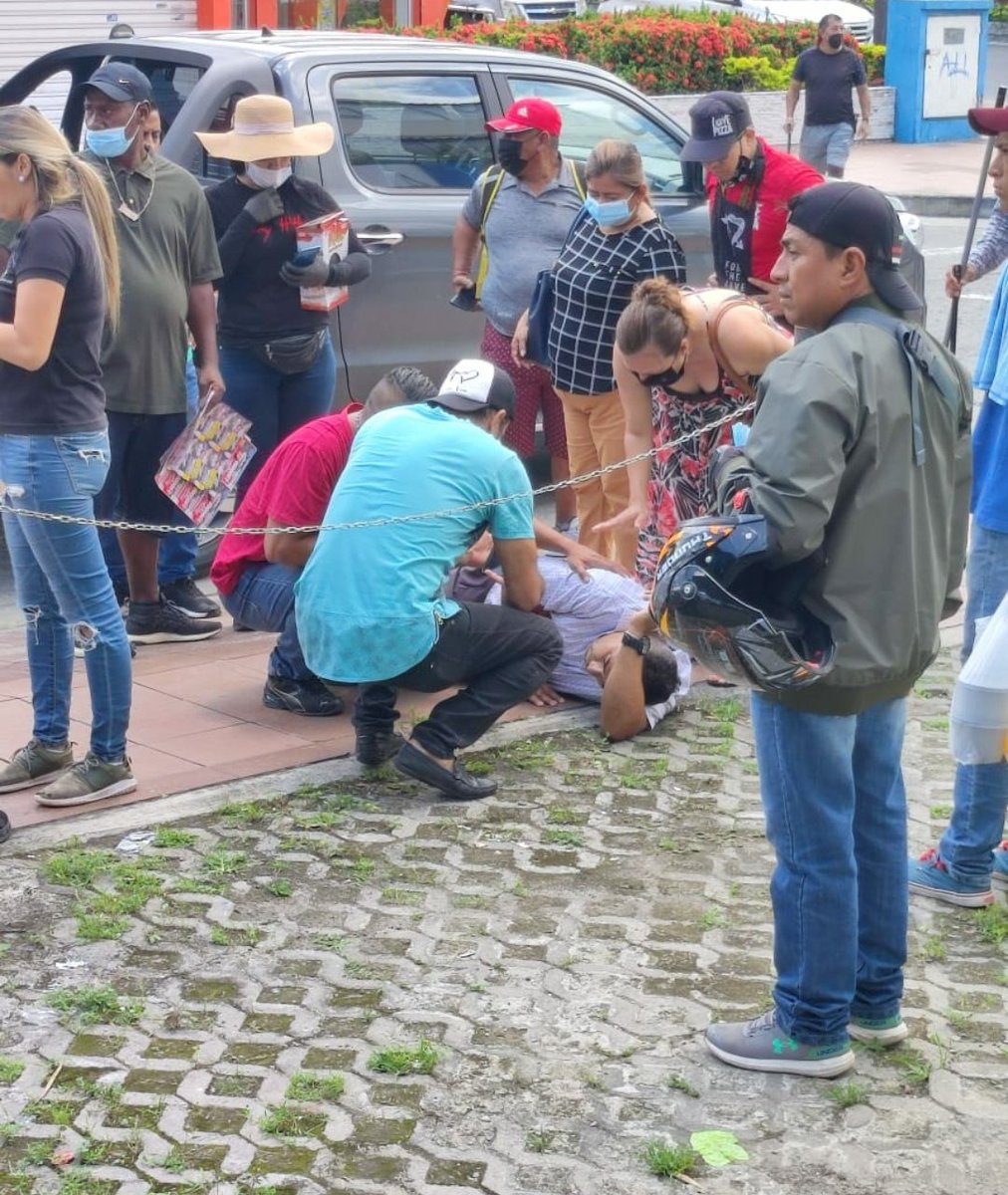 ComiteProUrdesa's tweet photo. AUXILIO! 
Nos roban y nos matan en Urdesa!!!
Saliendo del banco asaltan y disparan a una persona en Ebanos y V.E. Estrada. Tanto policías y ambulancia demoraron cerca de media hora en llegar al sitio. 
Autoridades, respondan! 
En qué país nos convirtieron???!!!
@LassoGuillermo https://t.co/GFbRsAKgDU