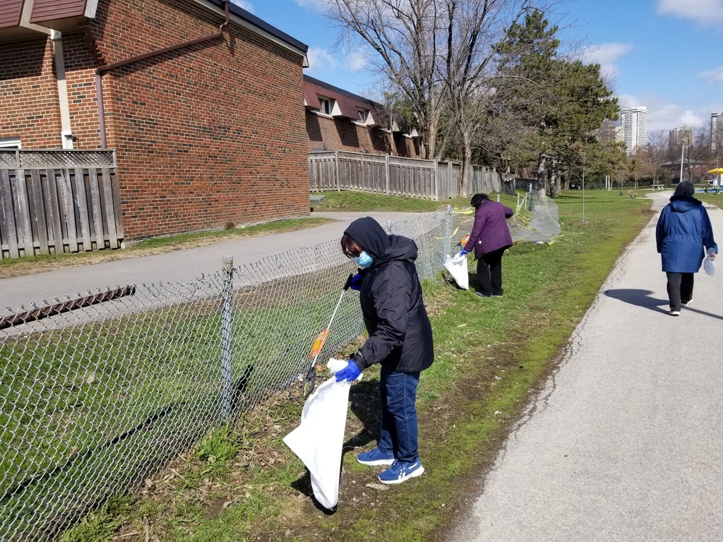 🌎 The Population Health and Wellness team got together with the community at Godstone Park to celebrate #EarthDay2022 as part of a citywide cleaning event. Earth Day is a reminder to practice environmental stewardship and adopt responsbile habits to live more sustainably.