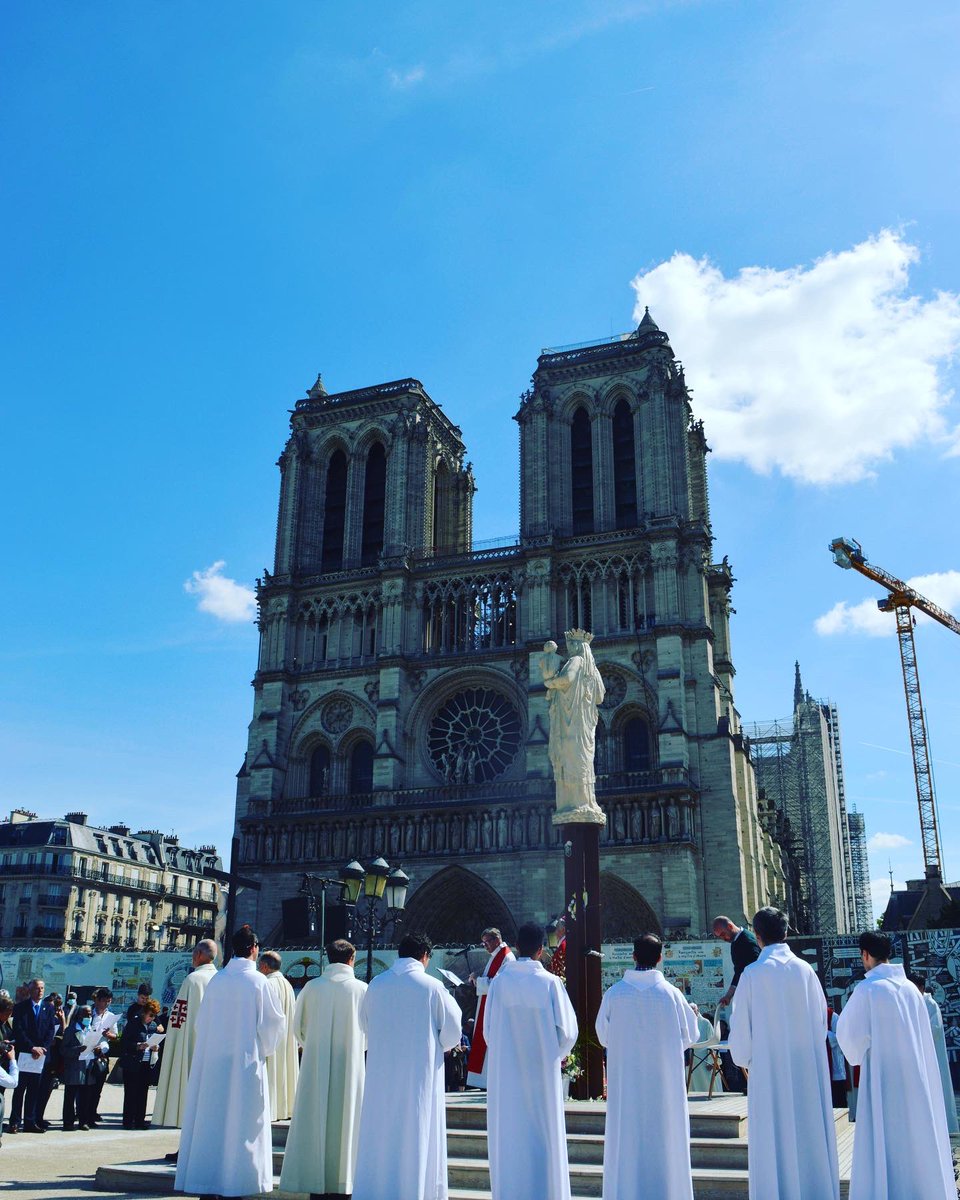 📷 Retour sur le temps de prière pour la paix de ce Vendredi Saint, assisté par plusieurs centaines de personnes autour de Monseigneur Pontier
