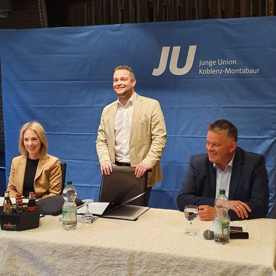 JUKoMo's tweet photo. Wir beginnen unseren Bezirksthementag 2022 mit einem Diskussionsforum zur zukünftigen Aufstellung der @cdurlp mit @EllenDemuth MdL und @GordonSchnieder MdL 🚀💪
#JUKoMo #JungeUnion #JU #Waldbreitbach https://t.co/1P0dof5J9a