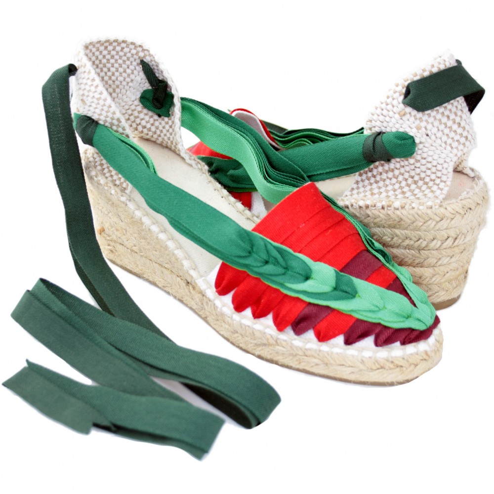 🌹 Bon Sant Jordi!

📕 Aquesta diada hem creat una nova espardenya, la #SantJordi !

🌹 Combinem colors vermells de la #rosa i verds del #drac , una inspiració d' #espardenyacat .

#santjordi2022 #diada #catalunya #espadrilles #setvetes #espartdeña #alpargata #rose #retail