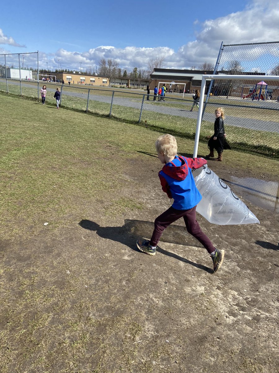 TorresKinders's tweet photo. Earth 🌍 Day! Making our school sparkle just a little bit more :) https://t.co/cRjfYED5nt