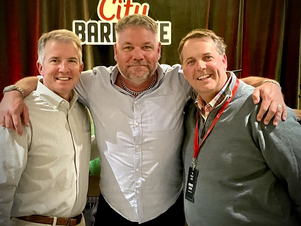 cfmcom's tweet photo. I saw this on a random t-shirt at Orlando airport. Got me thinking about my time here with @citybbq during their Leadership Conference. They truest possess an energy that exists between teammates where they feel seen, heard and valued.
#emploverbranding
#feedingthehumanneed #hr https://t.co/emqlLZ1Id2