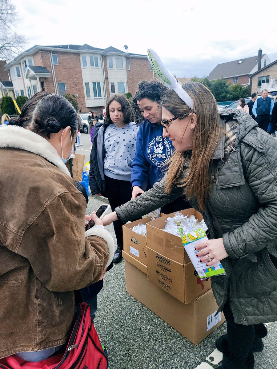 PalisadesParkEA's tweet photo. The PPEA had a lovely time handing out goodie bags to the children of Palisades Park at @palisadesparkrecnj Easter Spectacular today! 🐣🐰 #easter #easterspectacular #palpark #ppea #ppeacares #ppeaproud #palparkea https://t.co/fxrOXlS9lJ