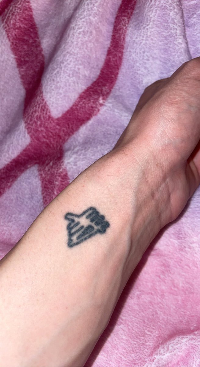 punishcain's tweet image. #ThankYou5SOS for being a constant in my life, for soundtracking the best moments &amp;amp; also being there for the worst. thank you for giving me amazing friends and memories 💌