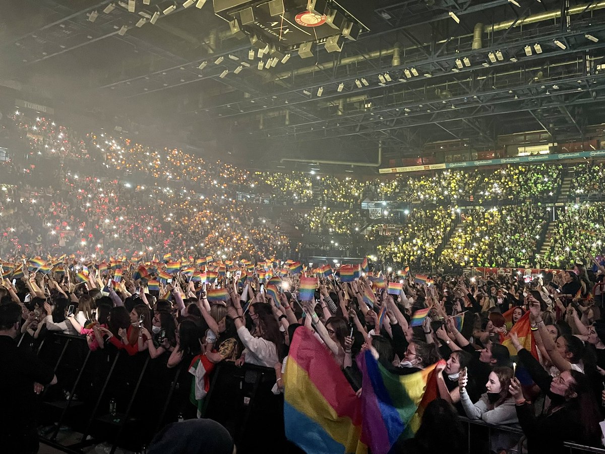 MarcoMoriniTW's tweet photo. Complimenti davvero per le fan action di oggi, a mio avviso le più belle e meglio riuscite tra tutti i concerti a cui io abbia assistito al Forum (e non solo). Tutto lo staff di Louis è scattato a fotografarvi, non immagino quanto lui sia stato orgoglioso di voi stasera ❤️ https://t.co/LPh4lvd4aB