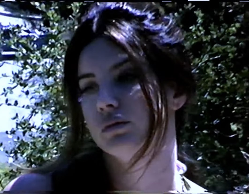 gabrimoonn's tweet photo. honeymoon - lana del rey https://t.co/2W71wZQ9MR