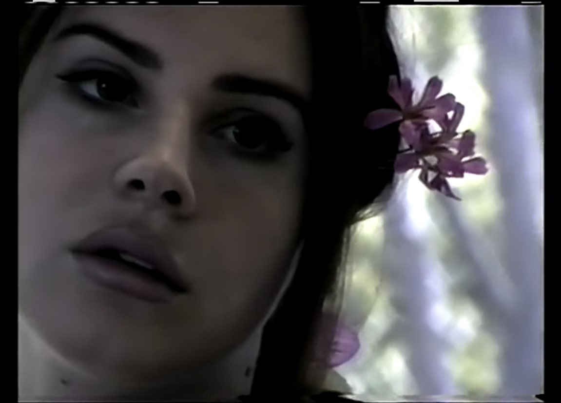 gabrimoonn's tweet photo. honeymoon - lana del rey https://t.co/2W71wZQ9MR
