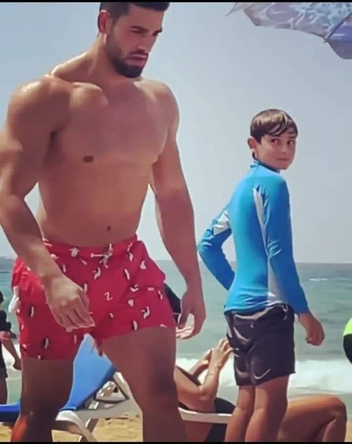 alejilloTol's tweet photo. Y así fue como papi Dios le dijo al pequeño Ale que lo suyo, lo suyo, no sería la heterosexualidad. https://t.co/KECgFvLbiZ