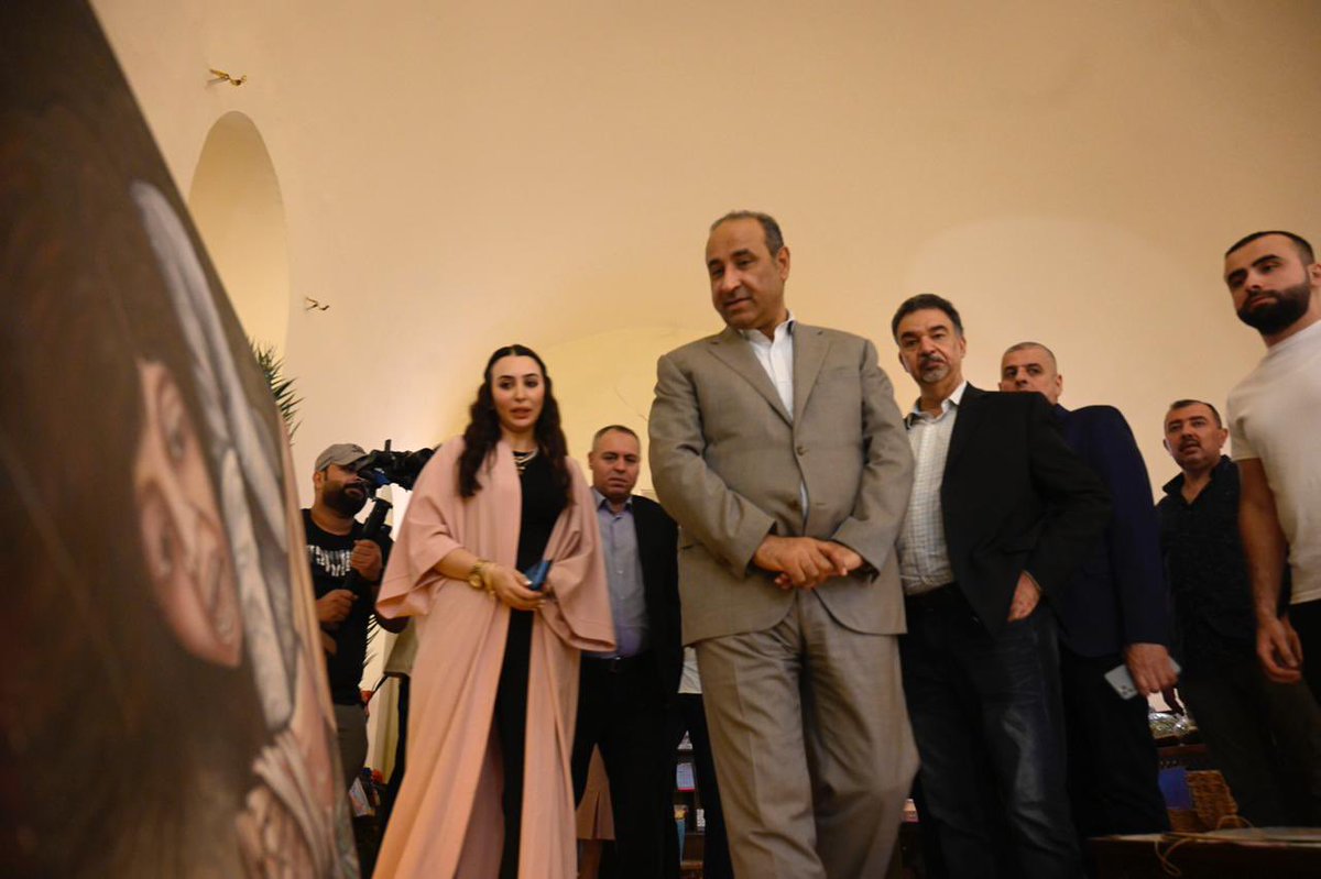 HassanNadhem's tweet photo. في القشلة وشارع المتنبي ومبادرة رابطة المصارف والبنك المركزي، في إحياء ليالٍ رمضانية في القشلة، في مقهى الشابندر وجلسة مع الحاج محمد الخشالي، أبي الشهداء الخمسة من أبنائه وبعض أحفاده (صورهم خلفنا) في التفجير الإرهابي لشارع المتنبي في2007. ليل رمضاني وسط آلاف الناس على دجلة الخير. https://t.co/NswotrvZJw