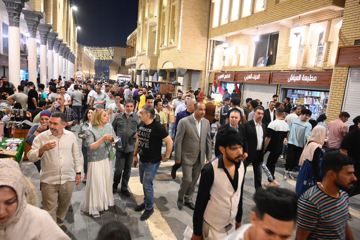 HassanNadhem's tweet photo. في القشلة وشارع المتنبي ومبادرة رابطة المصارف والبنك المركزي، في إحياء ليالٍ رمضانية في القشلة، في مقهى الشابندر وجلسة مع الحاج محمد الخشالي، أبي الشهداء الخمسة من أبنائه وبعض أحفاده (صورهم خلفنا) في التفجير الإرهابي لشارع المتنبي في2007. ليل رمضاني وسط آلاف الناس على دجلة الخير. https://t.co/NswotrvZJw