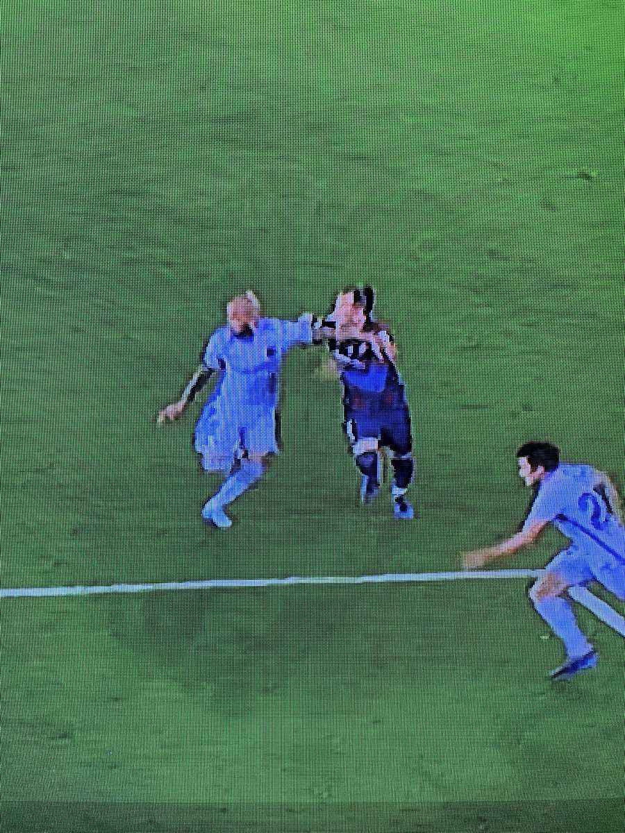 A esto han pitado penalti!!!!!!!!!
BASTA YA DE AYUDAR AL MADRID!!!!
Es una vergüenza lo de los árbitros.
RT y q se entere todo el mundo q el contacto es fuera!