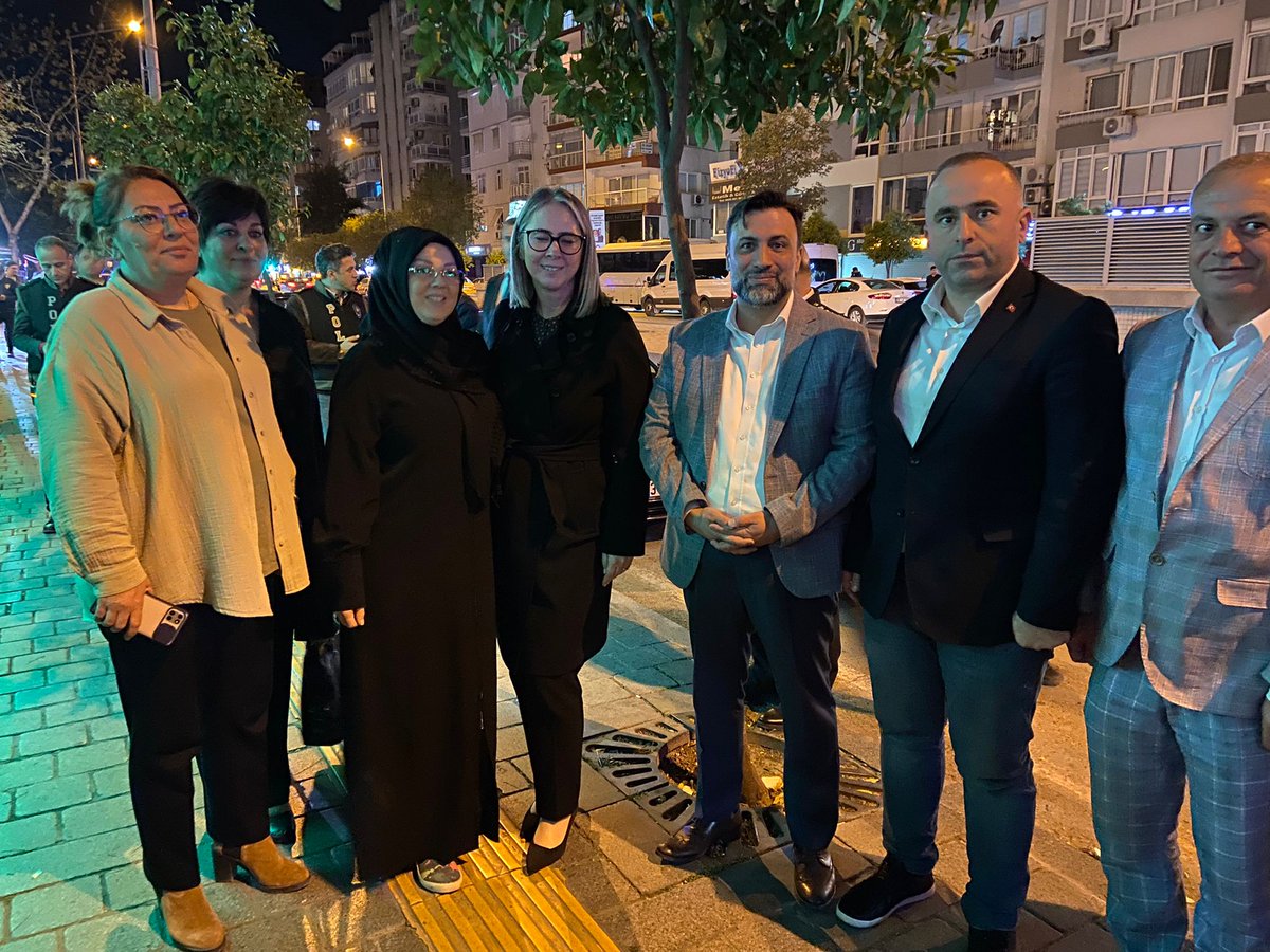 Cbekle's tweet photo. 📌Karabağlar

İzmir Mv. ve Genel Merkez Yerel Yönetimler Bşk. Yard. Sn.@CeydaBC47, İl Emniyet Müdürümüz Sn.Mehmet Şahne ve İlçe Bşk. Sn.@irfandogruca ile birlikte;

#PolisHaftası vesilesiyle kahraman şehitlerimiz için lokma hayrındaydık.

Şehitlerimize Allah’tan rahmet diliyorum. https://t.co/I8bqGXnzPT