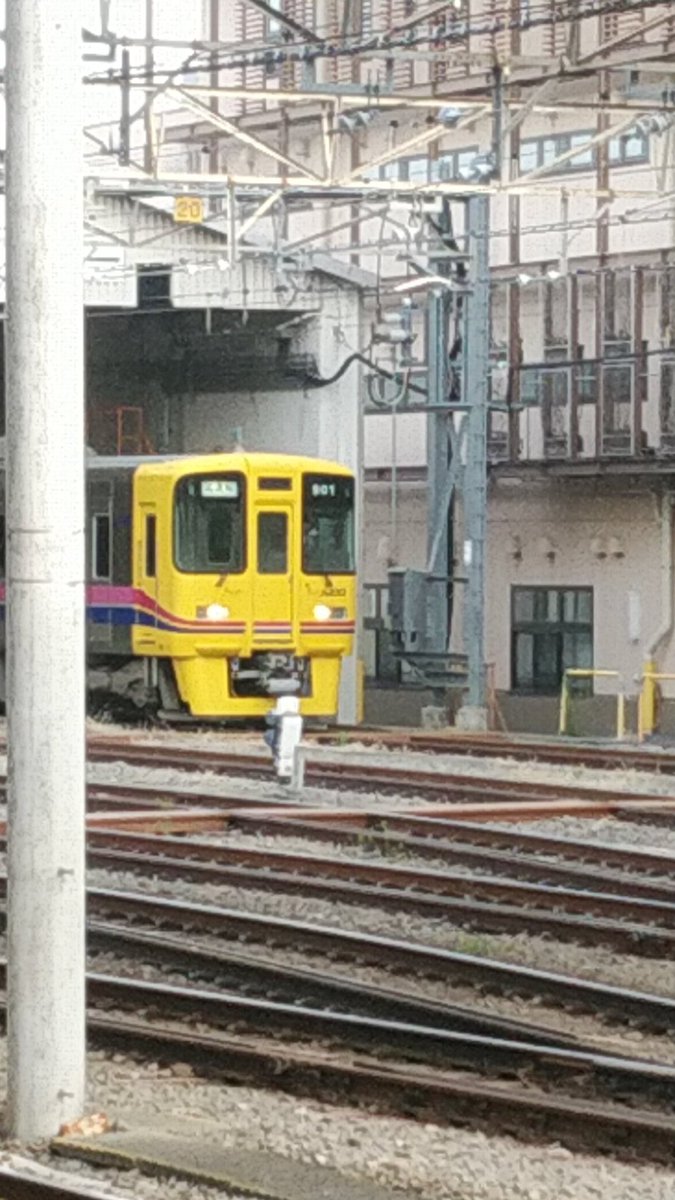 shimada_gin's tweet photo. おはようございます。そして御無沙汰しております。実は約１ヶ月前に左足の指を２本ほど骨折。(^◇^;)何とか歩けるので仕事は休まずに済んだのですが、なかなか色々な方にご迷惑をおかけしました。(o_ _)oﾓｳｼﾜｹ。
そんな訳で久々のドクターイエロー、本日も安全第一で(｀・ω・´)ﾏｲﾘﾏｼｮｳ。 https://t.co/thvUX9eSGi