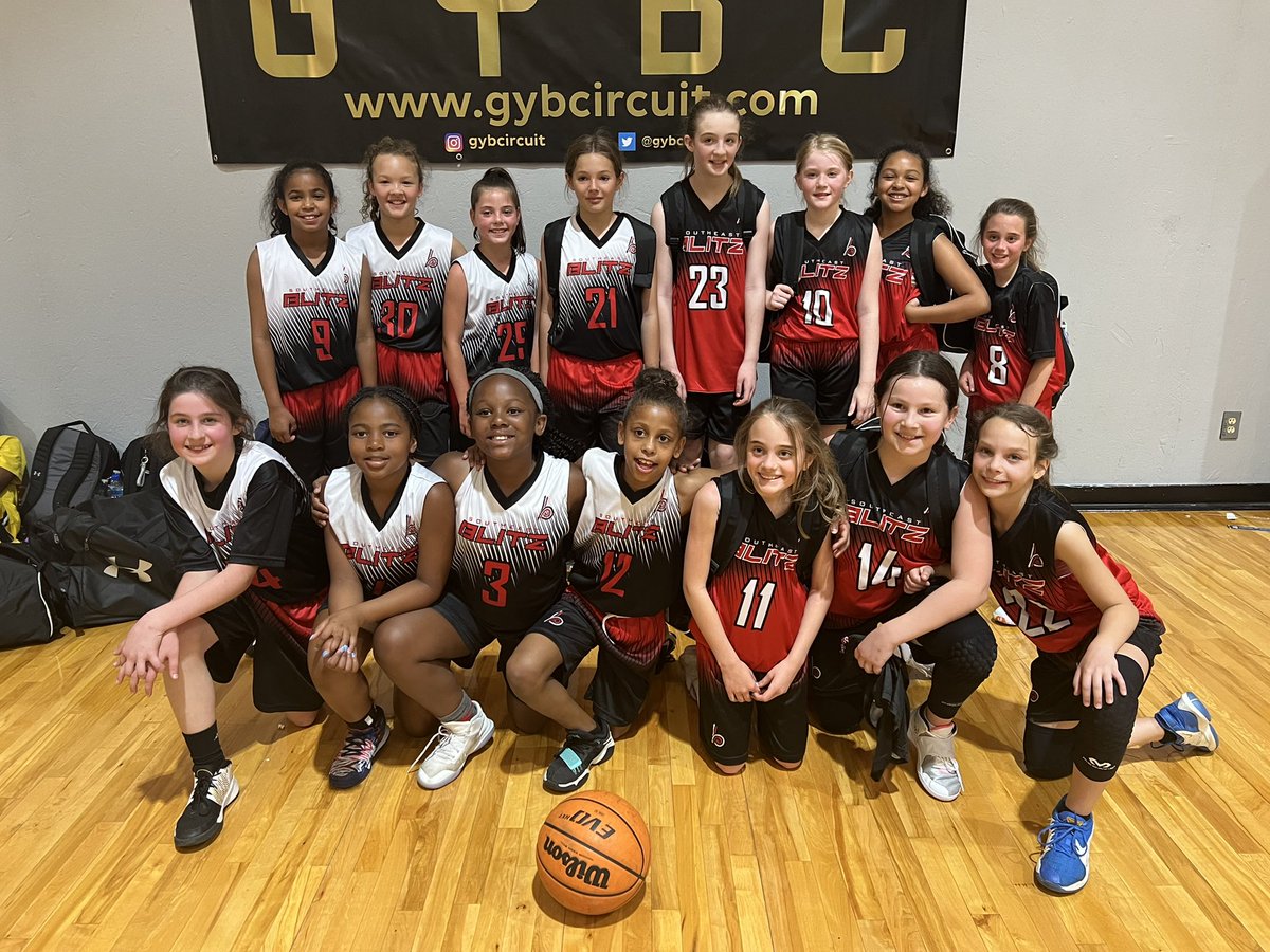 BlitzFbc's tweet photo. Our two 4th grade teams matched up today and battled. Both of these teams are scrappy and love the game of basketball. We are excited to see their continued growth #southeastblitz #youthbasketball #aau #gybc #circuit #trainhardorgohome #prettygirlshooptoo🏀💅🏽 https://t.co/dxE9H3hO4j