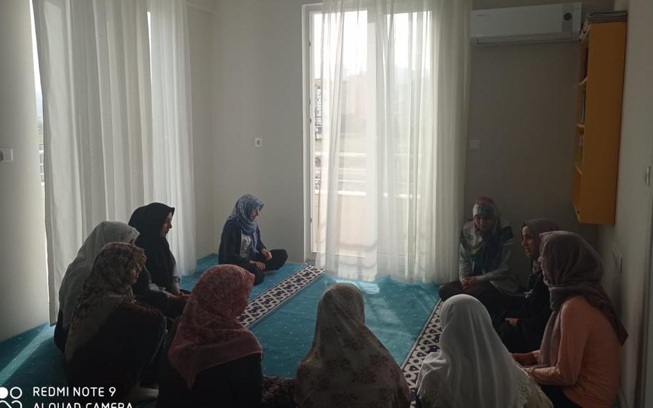 Kumluca Yurdumuzun öğrencileri Manevi Danışmanımız Cahide Nur KOÇ tarafından gerçekleştirilen Kur’an-I Kerim okumanın faziletleri konulu sohbet programında bir araya geldi.