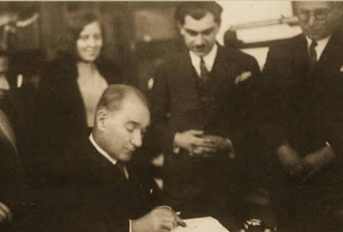 "Öğrenci ne yaşta ve sınıfta olursa olsun, onlara geleceğin büyükleri gözüyle bakacak ve öyle davranacaksın."

- Mustafa Kemal Atatürk

(Mustafa Kemal Atatürk ile Hasan Âli Yücel)