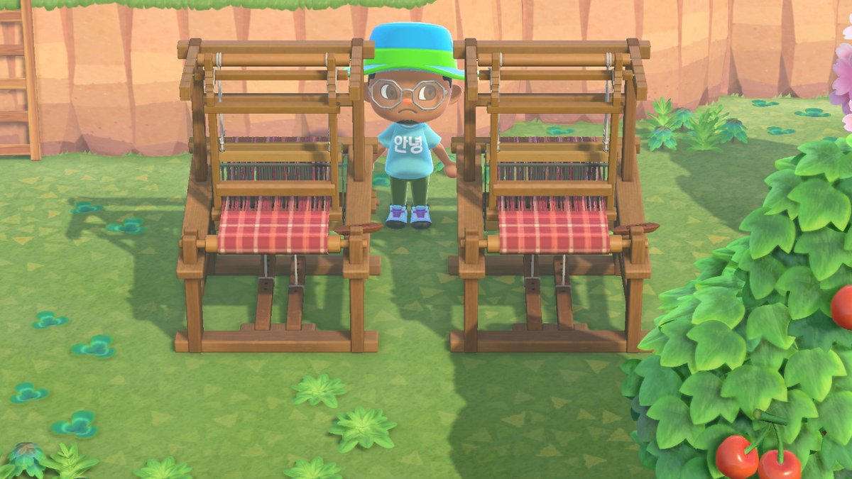 QTScreenshots's tweet photo. The other day, I was tree shaking for my 5 wasps/2 furniture items and BOTH items were the exact. same. thing!  #AnimalCrossing #ACNH #NintendoSwitch https://t.co/dFvHwkXg9S