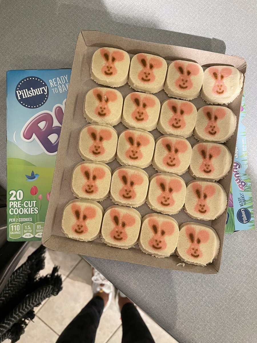 keeleyygen's tweet photo. Arguing with a 3 year old bc she keeps tryna tell me these are pigs not bunnies https://t.co/UyaQS9EpbW