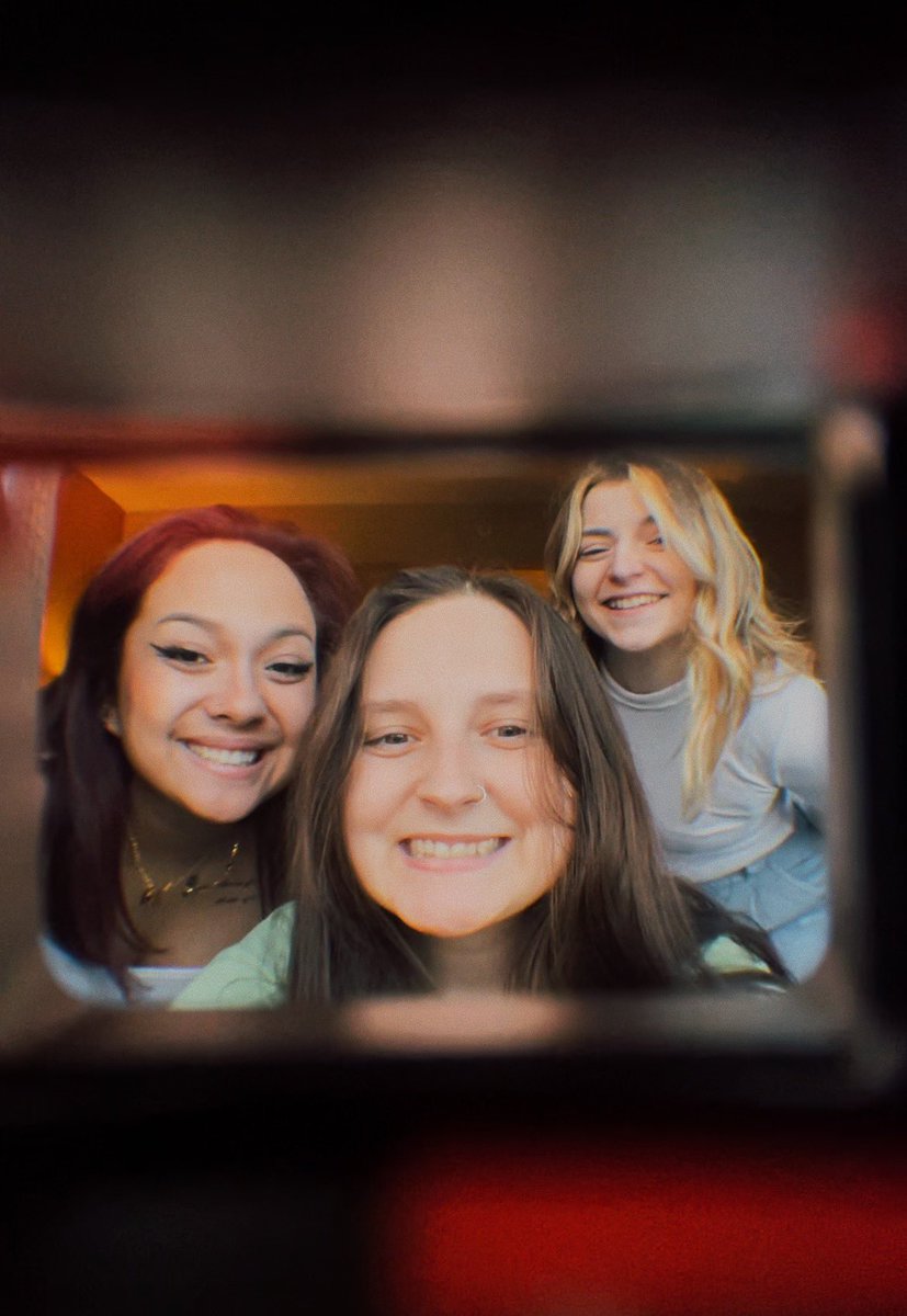 PlaceInMeg's tweet image. #ThankYou5SOS for allowing me to meet my best friends.