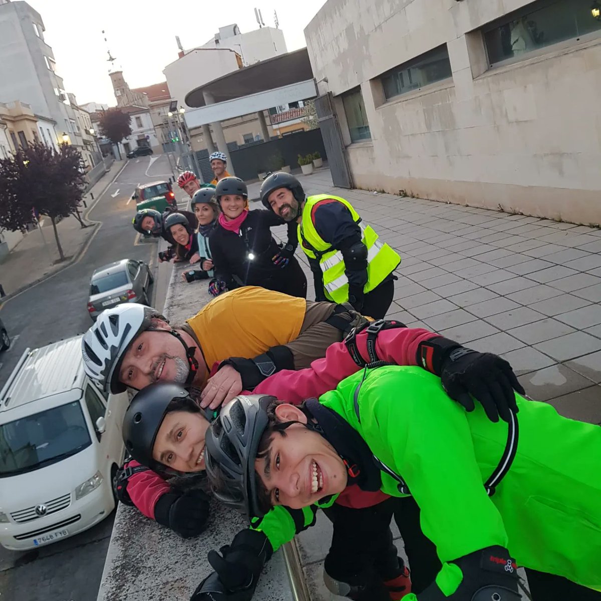 CCRuedas's tweet photo. Fotos de la Ruta del 31/3 . Ven a rodar con nosotros!! Anímate ,ya sea por asfalto o en pabellón!! Únete a CCRueda!! 😉 #patinajeenlinea #diversionasegurada #deportecáceres #DeporteExtremadura #ccrueda https://t.co/7sRrT3F8ia